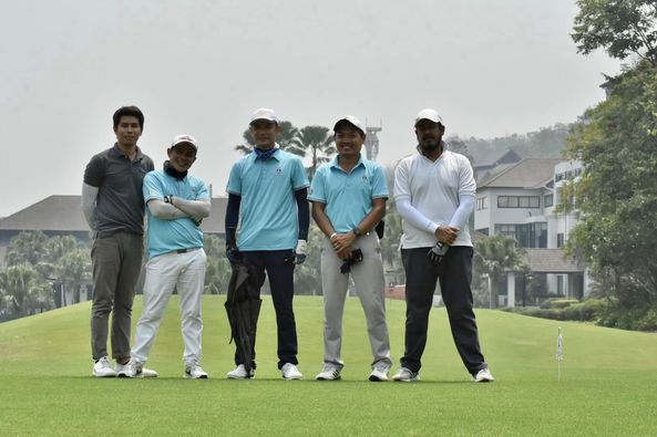 Alpinegolfresort Chiangmai 5 people people golfing and golf course