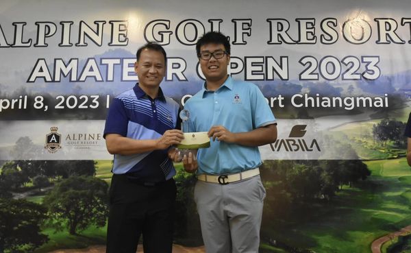 Alpinegolfresort Chiangmai 2 people and people golfing-3