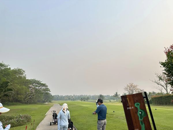 สนามกอล์ฟหริภุญชัย กอล์ฟคลับ 2 people people golfing and golf course