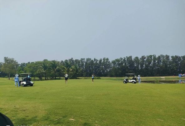 สนามกอล์ฟหริภุญชัย กอล์ฟคลับ 5 people people golfing golf cart and golf course