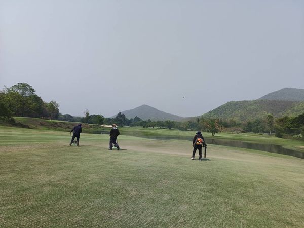Alpinegolfresort Chiangmai 3 คน ผู้คนกำลังตีกอล์ฟ และ สนามกอล์ฟ