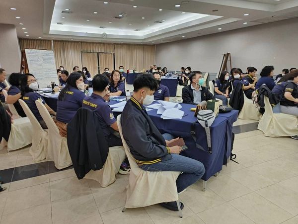 Alpinegolfresort Chiangmai 7 people and table