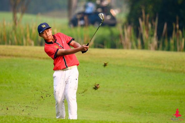 Alpinegolfresort Chiangmai 1 คน กำลังเล่นกีฬา และ พื้นหญ้า