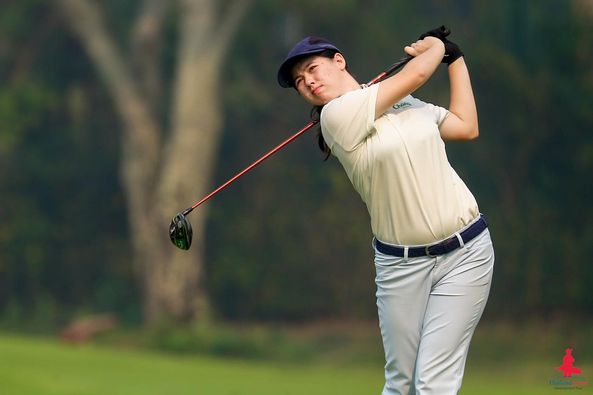 Alpinegolfresort Chiangmai 1 คน และ กำลังตีกอล์ฟ