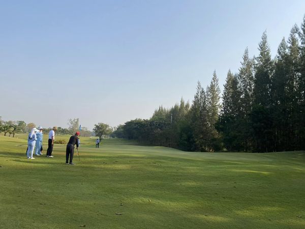 สนามกอล์ฟหริภุญชัย กอล์ฟคลับ 5 people people golfing and golf course
