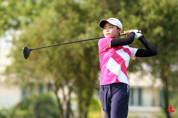 Alpinegolfresort Chiangmai 1 person golfing and golf course-4