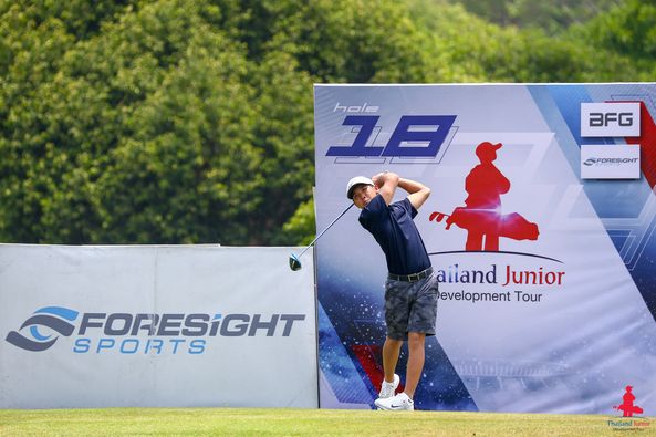 Alpinegolfresort Chiangmai 1 person golfing and golf course