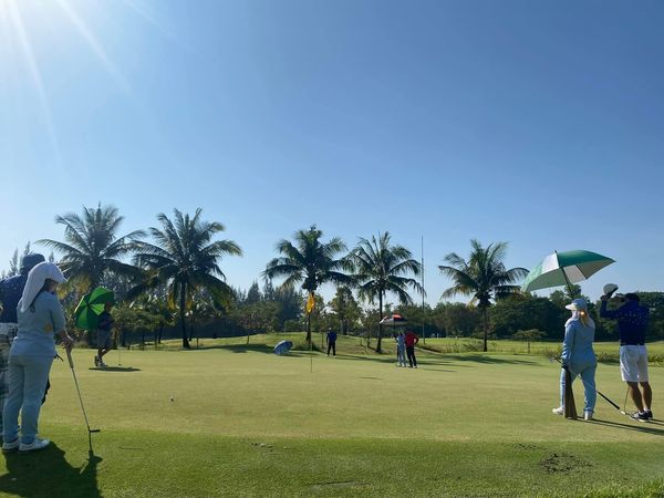 สนามกอล์ฟหริภุญชัย กอล์ฟคลับ 6 people people golfing and golf course