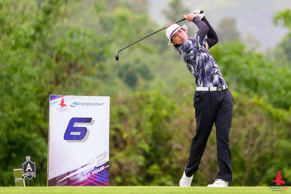 Alpinegolfresort Chiangmai 1 คน กำลังตีกอล์ฟ สนามกอล์ฟ และ ข้อความ-3
