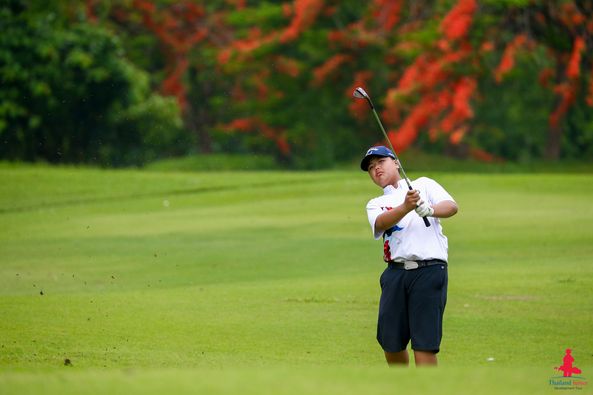 Alpinegolfresort Chiangmai 1 คน กำลังตีกอล์ฟ สนามกอล์ฟ และ ข้อความ-4