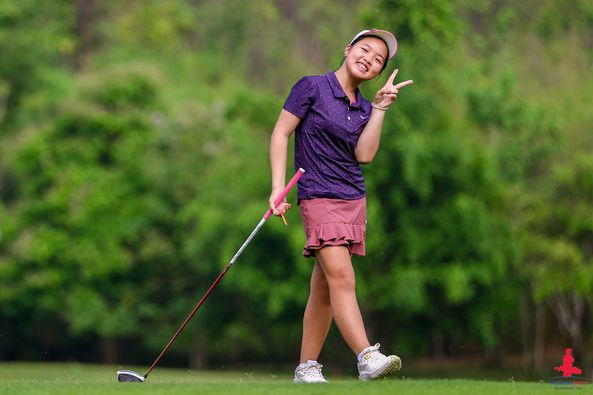 Alpinegolfresort Chiangmai 1 คน กำลังตีกอล์ฟ สนามกอล์ฟ และ ข้อความ