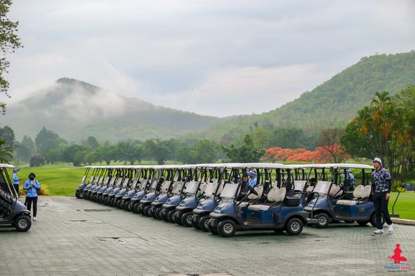 Alpinegolfresort Chiangmai 4 คน ผู้คนกำลังตีกอล์ฟ รถกอล์ฟ สนามกอล์ฟ และ ข้อความ