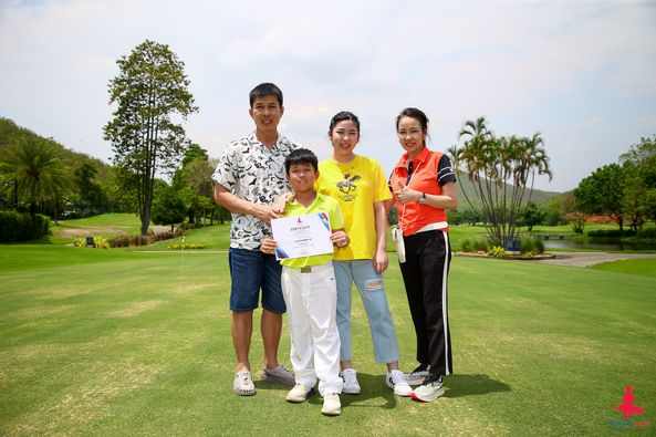 Alpinegolfresort Chiangmai 4 people people golfing golf course and CERTIFICATE-4