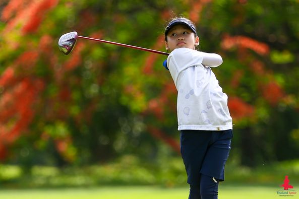 Alpinegolfresort Chiangmai 1 person golfing golf course and Thailand Junior Developmen