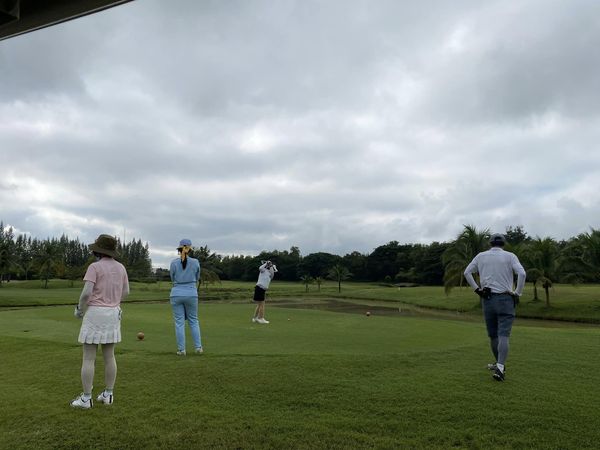 สนามกอล์ฟหริภุญชัย กอล์ฟคลับ 4 people people golfing golf cart and golf course