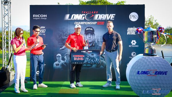 Black Mountain Golf Club 6 คน ผู้คนกำลังยืน และ ข้อความพูดว่า RICOH imagine change THAILAND LONG ORIVE CHAMPIONSHIP 2023 ฮีโร่ o หนียว คุ้ม P8 Volvik amine VITAL CHAMPION Second u 15 000 BETAGRO COLE THAILAND LONGDRIVE DRIVE LONGO CHAMPIONSHIP THAILAND LONGODRIVE CHAMPNSHIP