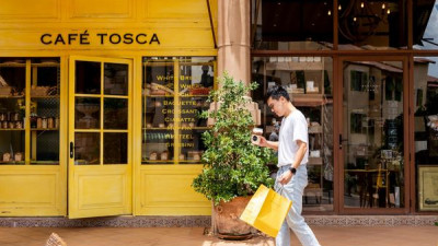 รับครัวซองแสนอร่อยหลากรสชาติให้เลือกก่อนกลับจากเขาใหญ่กันได้ที่ Cafe Tosca คาเฟ่สีเหลืองโดดเด่นใจกลางถนนคนเดิน ณ Town Square Suites