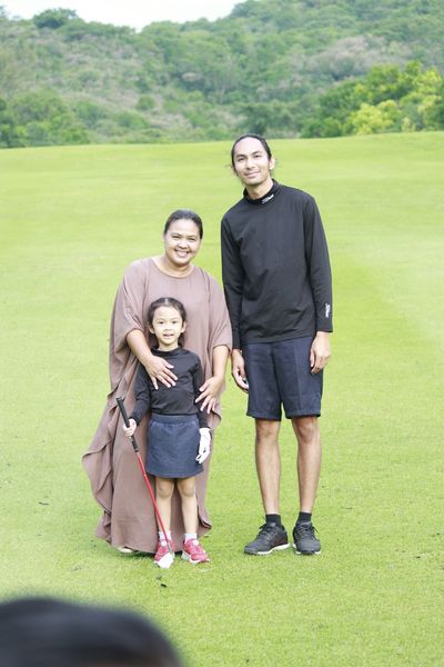 Panoramagolfclub 2 people people smiling golf course and grass