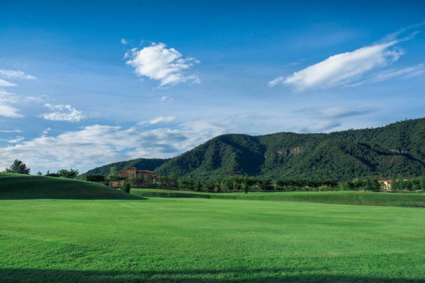 Toscana Valley grass cloud golf course and mountain