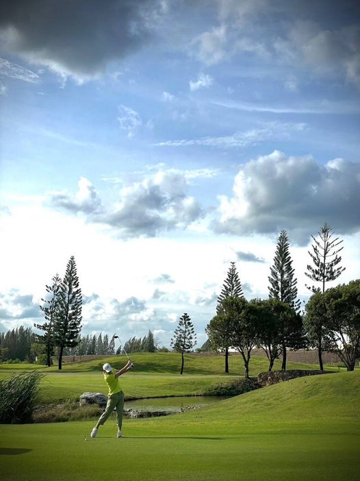 Toscana Valley 1 person golfing and golf course