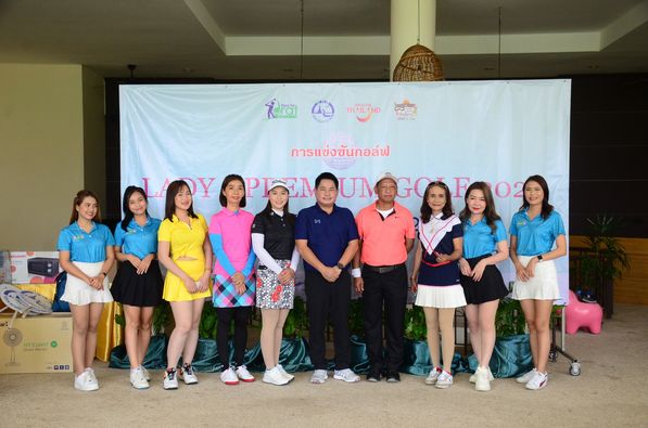 Panoramagolfclub 10 คน ผู้คนกำลังตีกอล์ฟ และ ข้อความ