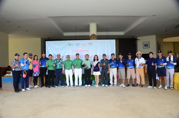 Panoramagolfclub 18 คน ผู้คนกำลังตีกอล์ฟ สนามกอล์ฟ และ ข้อความ