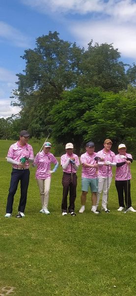 Panoramagolfclub 6 คน ผู้คนกำลังตีกอล์ฟ และ พื้นหญ้า