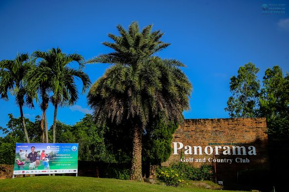Panoramagolfclub 1 person and text
