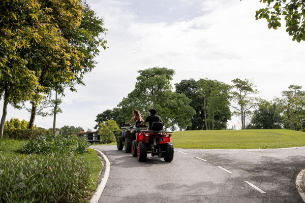 Rancho Charnvee Resort Khaoyai amp CountryClub ที่พักเขาใหญ่ ที่เที่ยวเขาใหญ่ nbsp 3 คน สกูตเตอร์ รถจักรยานยนต์ รถกอล์ฟ พื้นหญ้า สนามกอล์ฟ และ ถนน
