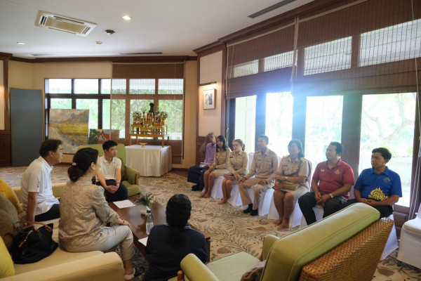 Palm Hills Golf Club amp Residence nbsp 9 คน และ ผู้คนกำลังอ่านหนังสือ