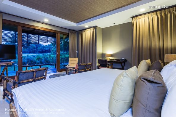 Mountain Creek Golf Resort And Residences furniture and bedroom