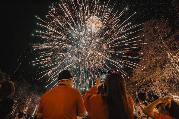 Rancho Charnvee Resort Khaoyai amp CountryClub ที่พักเขาใหญ่ ที่เที่ยวเขาใหญ่ 4 people people standing and fireworks