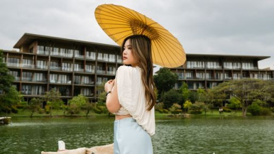 Step into our Maya Cruise and enjoy the many glorious views of Kirimaya. Let all the worry go into the lake, let yourself sink into the comfort of the atmosphere and the beauties of the surrounding architecture, and live in the moment of peace.