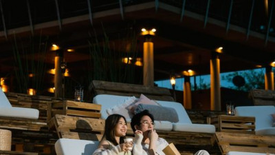 Enjoy your favorite movies in a romantic scenery under the evening sky at Maya Theater. Feel the comfort of the loveseats and blankets we've made ready for you. Additionally, snacks and beverages are served to enhance the delight of the atmosphere with yo