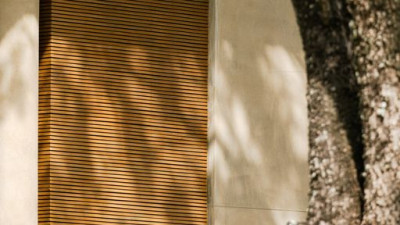 As the sun shines its light, accompanying the wind to freshening up your body in each day, the moving shadows are shed upon the architectures, bringing unique charming images of Kirimaya's environment every time you cast your sight around.