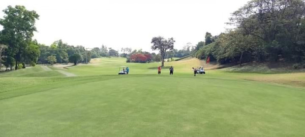Panoramagolfclub 2 people grass and golf course