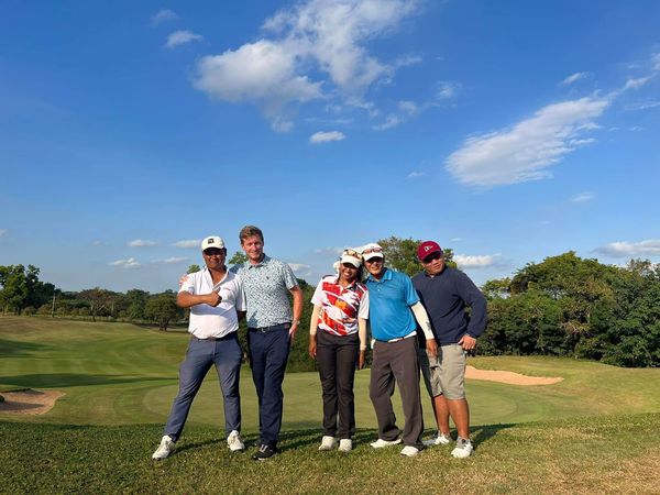 Panoramagolfclub 5 people and golf course