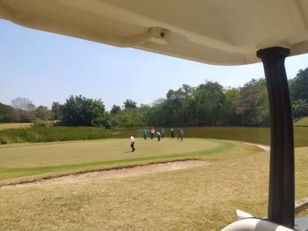 Panoramagolfclub 7 people golf course and grass
