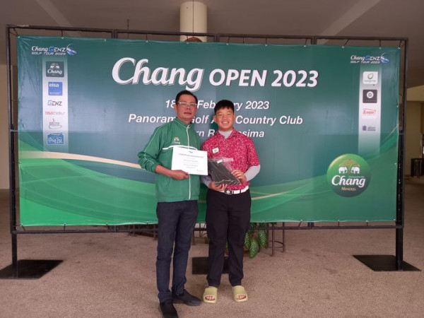 Panoramagolfclub 2 คน และ ผู้คนกำลังยืน