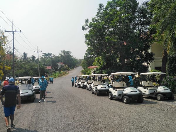 Panoramagolfclub 6 people people golfing and golf cart