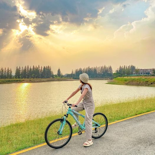 Toscana Valley 1 person bicycle cloud road and lake