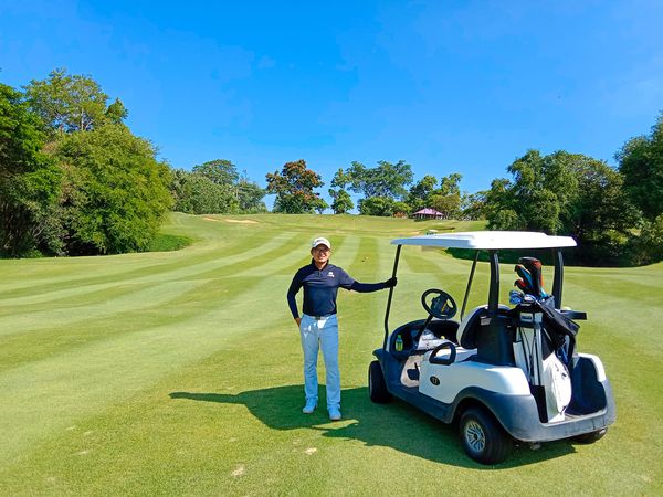 Panoramagolfclub 1 person golfing golf cart and golf course