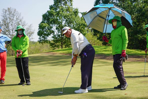 Wangjuntr Golf Park 4 people and grass