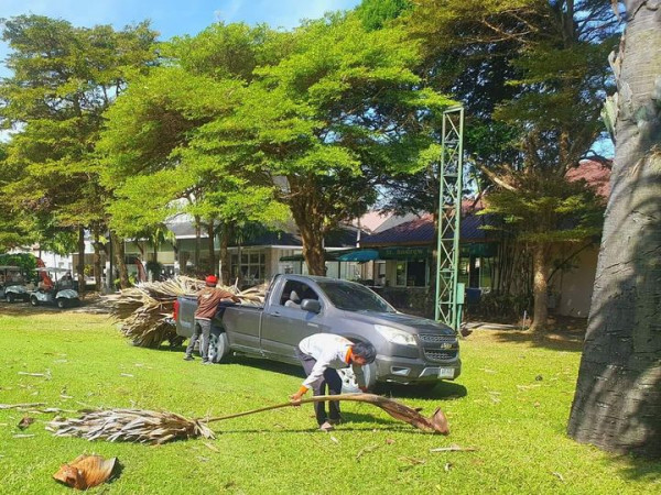 Rayong Green Valley Golf 2 people tree and grass