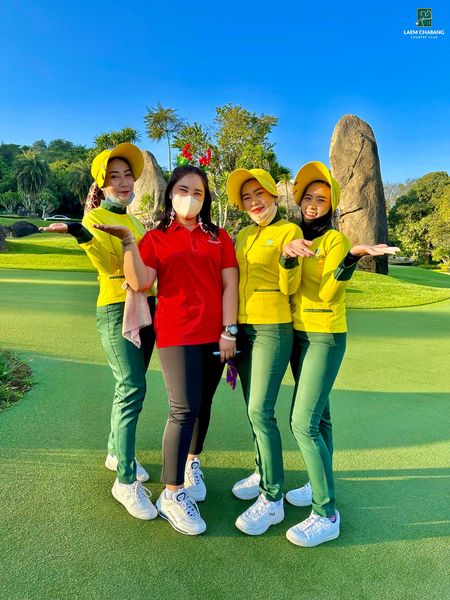 Laem Chabang International Country Club 4 คน ผู้คนกำลังยืน และ กลางแจ้ง