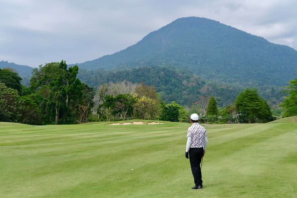 Chatrium Golf Resort Soi Dao Chanthaburi 1 person golf course grass and nature