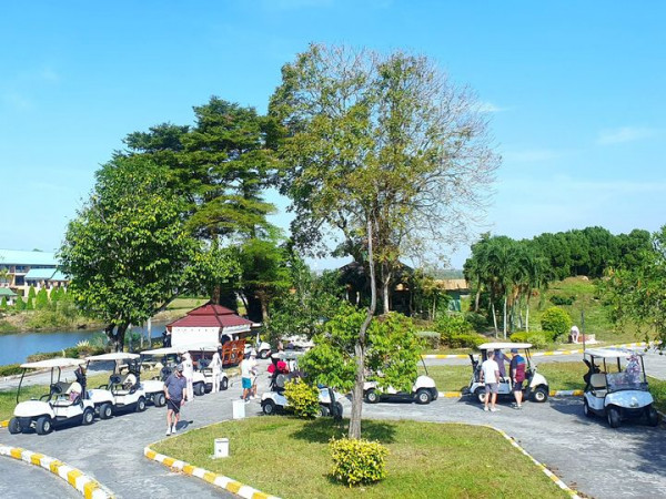 Rayong Green Valley Golf 8 people tree and road