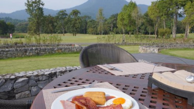 Start your day off right with a beautiful view and a delicious breakfast at Soi Dao restaurant. Whether you're in the mood for sweet pastries or savoury eggs, we have something for everyone. So come and join us and make the most of your morning!