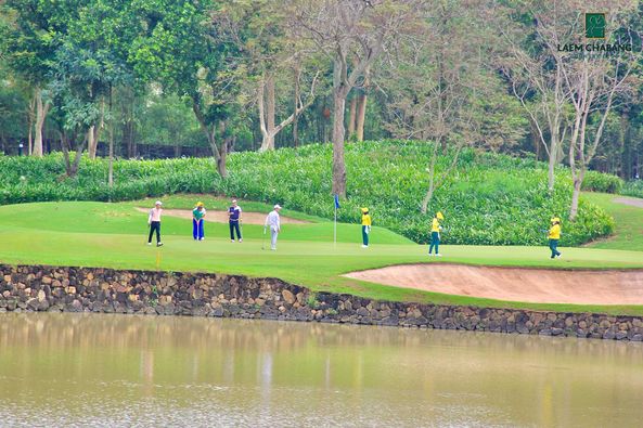 Laem Chabang International Country Club 7 people and grass