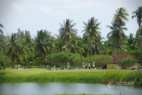 Eastern Star Country Club amp Resort 4 คน แหล่งน้ำ ต้นปาล์ม และ พื้นหญ้า